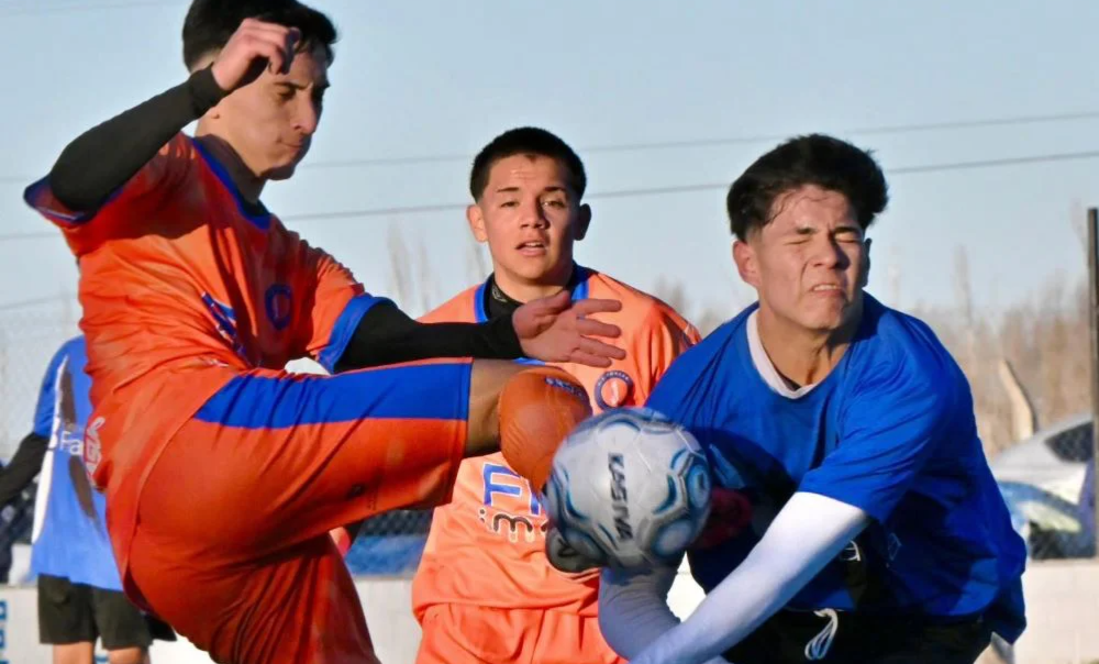 El conjunto trelewense ganó 2-0 la final de ida del Apertura.