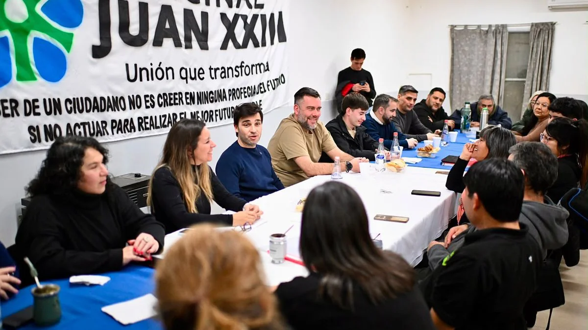 Ignacio Torres con vecinalistas de Comodoro