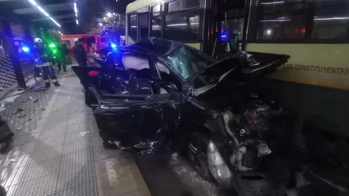 Una mujer chocó contra un colectivo en Palermo. Foto MDZ Online