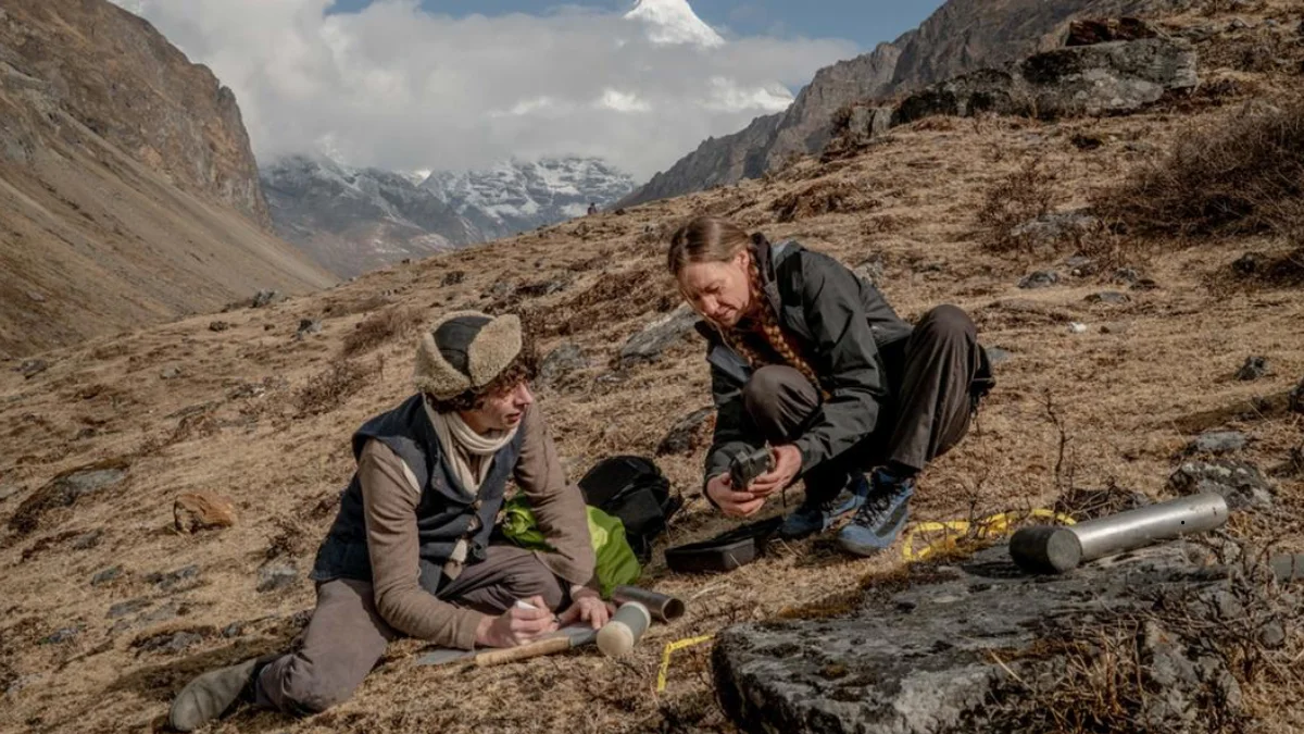 Los investigadores Toby Kiers y Merlin Sheldrake, durante un muestreo en las montañas de Bután.