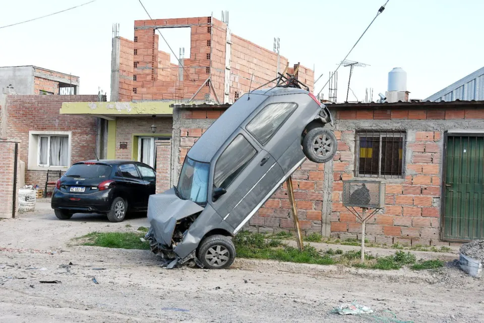 El Gol quedó colgado del poste de luz.