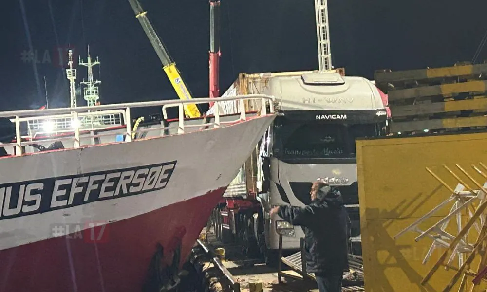 Barco pesquero choca camión