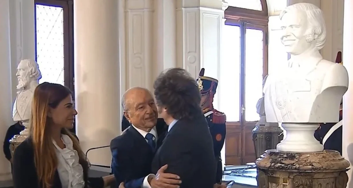 Milei saludando a la familia del ex presidente