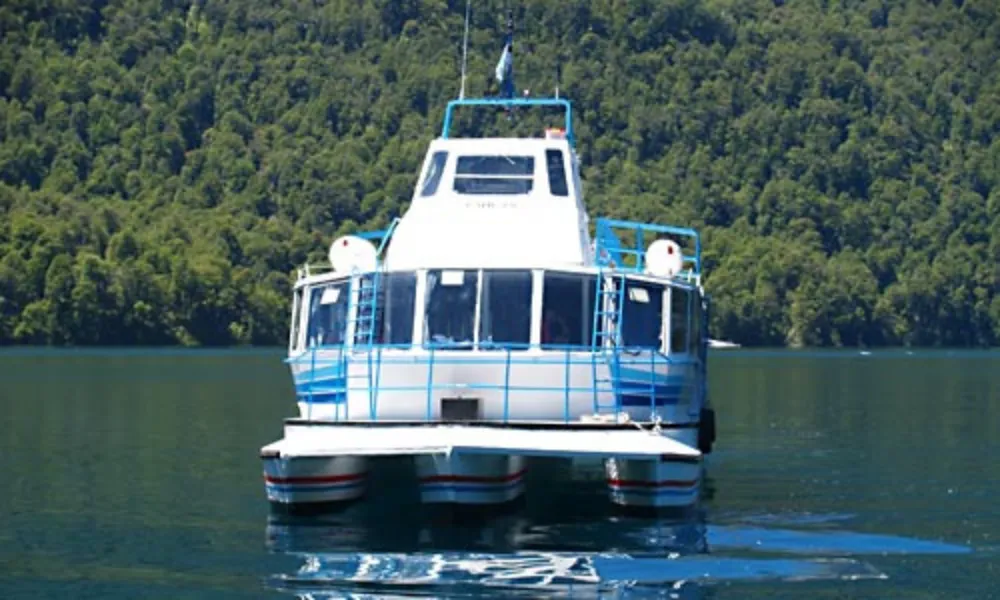 trimarán en lago Menéndez