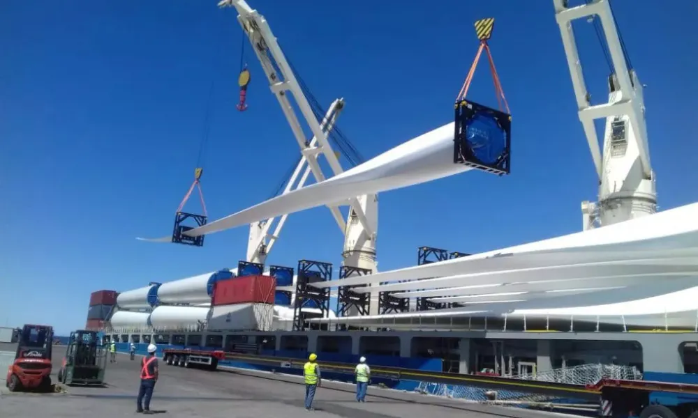 Molinos eólicos en el Muelle Storni