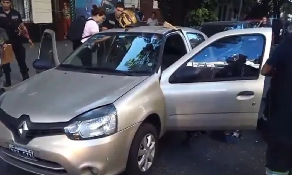 Bebé encerrada en un auto en Caballito