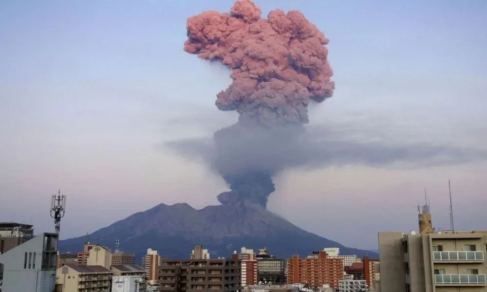 El monte Shinmoe entró en erupción