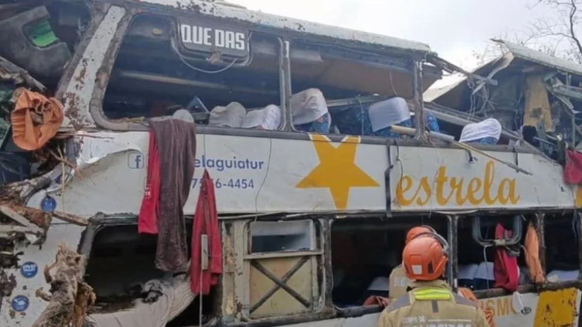 Vuelco de colectivo en Brasil