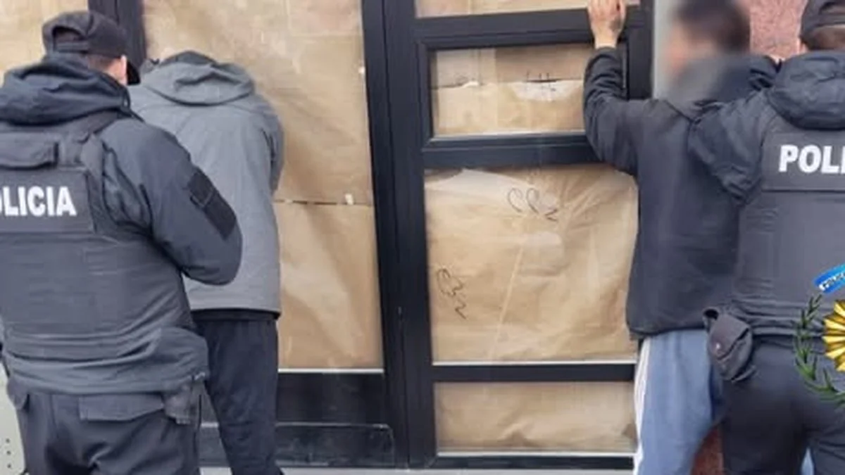 Detienen a dos hombres por robar elementos de una farmacia