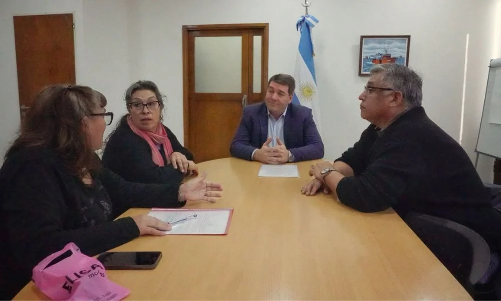 Damián Biss e integrantes del Coro Municipal de Adultos