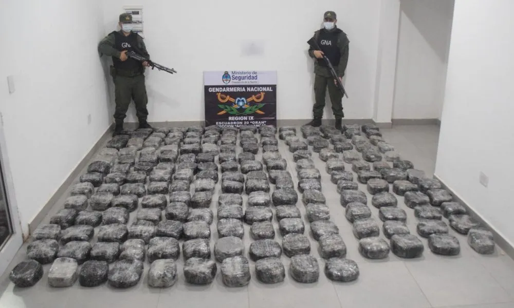 Hallaron casi 850 kilos de droga y hojas de coca