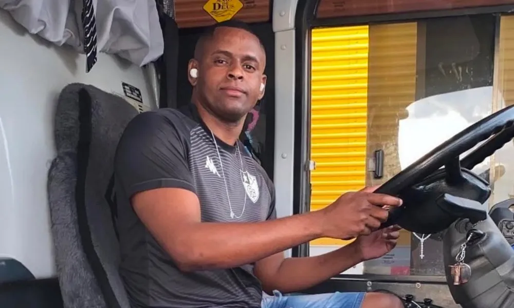 Un hincha manejó el micro