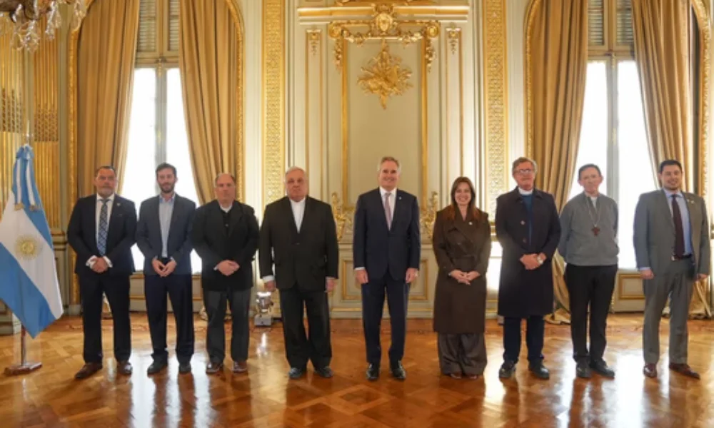Integrantes de la Conferencia Episcopal con miembros del gobierno 