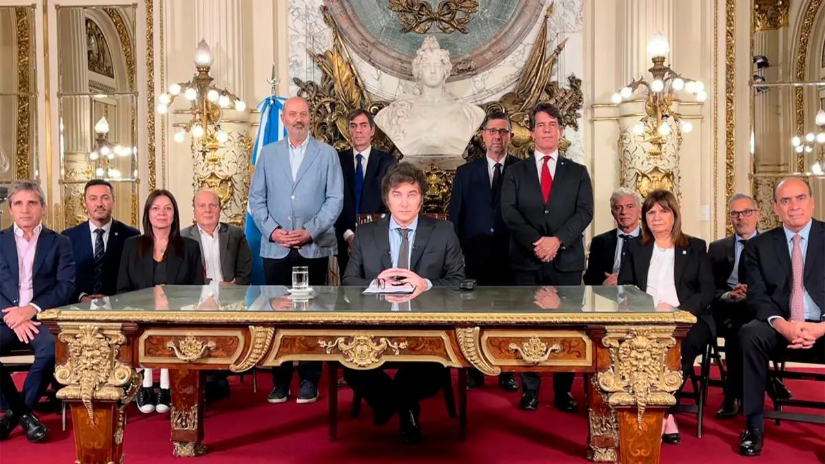 Javier Milei y su gabinete en Casa Rosada para anunciar el DNU de desregulación