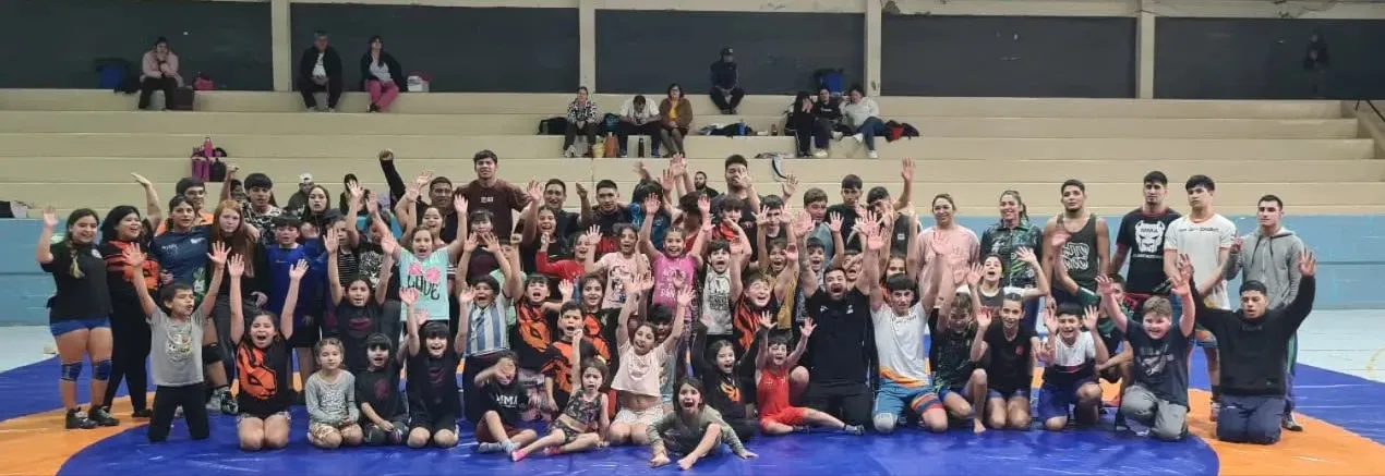 Escuela Municipal de Lucha Olímpica. El profesor Mario Martínez coordinó junto a la Secretaría de Deportes y Chubut Deportes