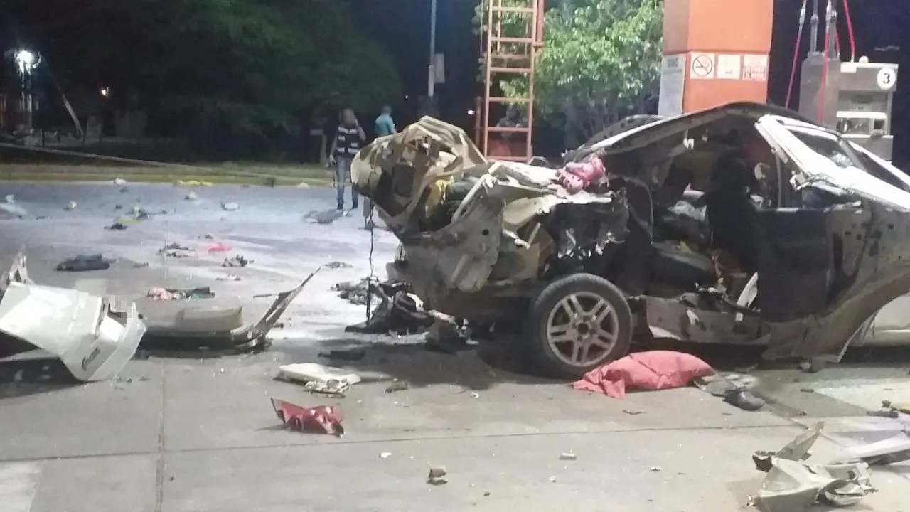 Auto explotado y paquetes de cocaína en el piso