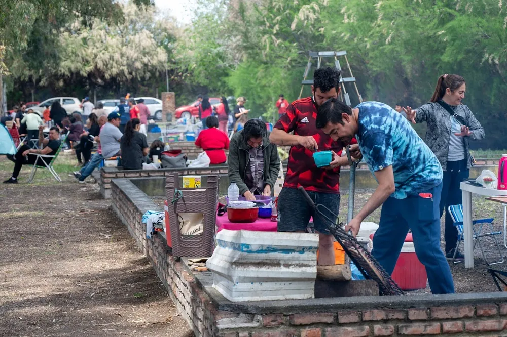 Con amplia concurrencia de vecinos, el Parque Recreativo Municipal de Rawson celebró el Día de la Madre (7)
