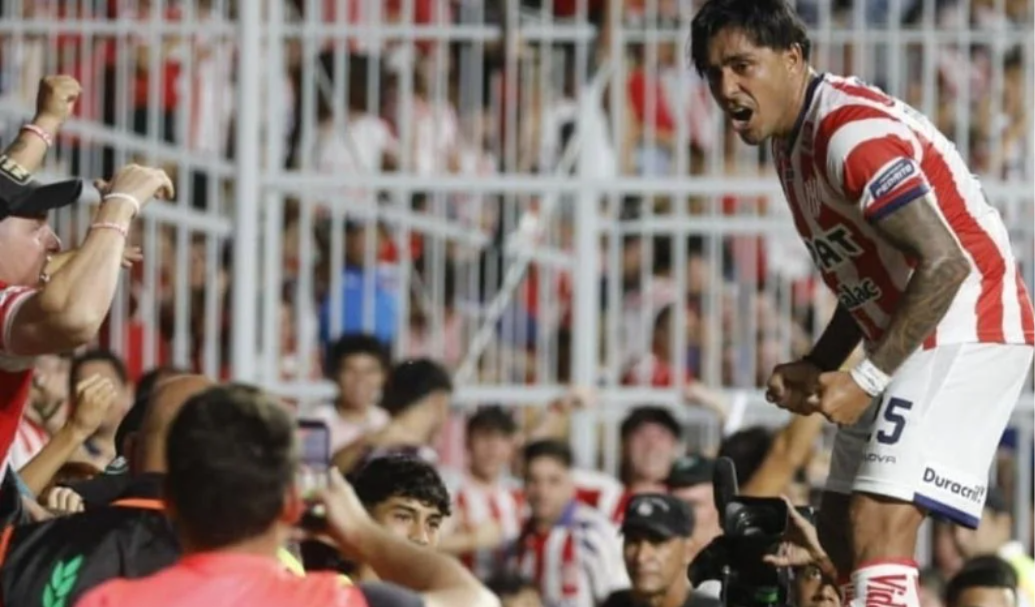 El equipo santafesino ganó, quedó cerca de la cima.