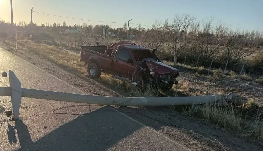 Camioneta chocada y poste caído sobre la calle