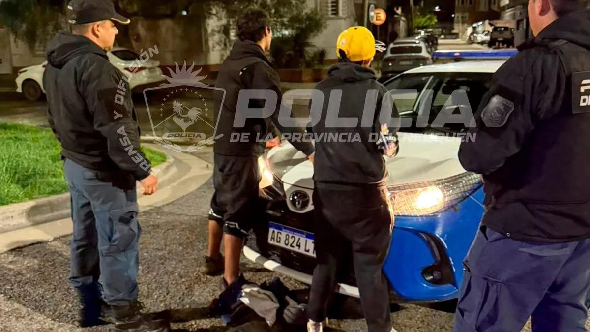 Un menor delincuente estaba en la calle con una escopeta recortada
