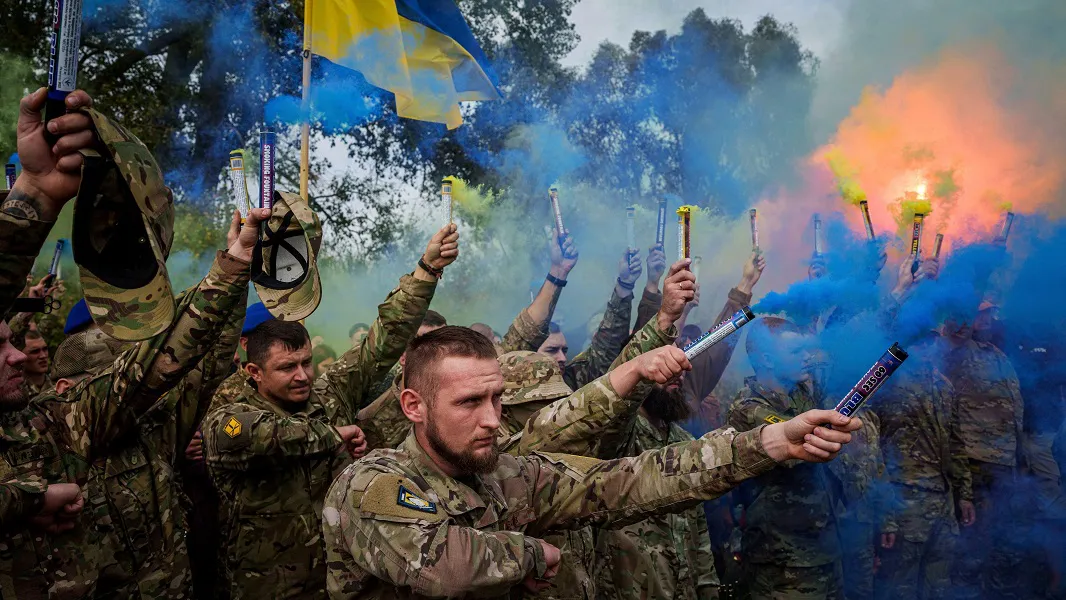 Soldados ucranianos (Foto: AP Photo/Evgeniy Maloletka)