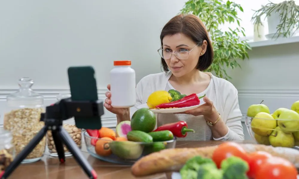 Influencers que promueven productos 'milagrosos' sin respaldo científico (Foto: Freepik)