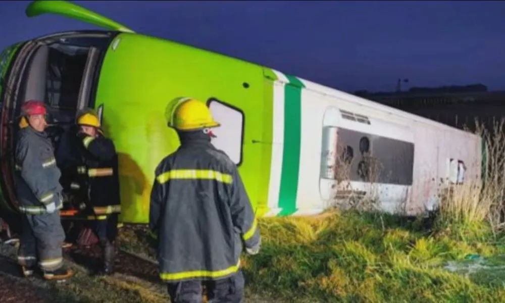 Vuelco de colectivo con cuatro fallecidos Foto: La Brújula