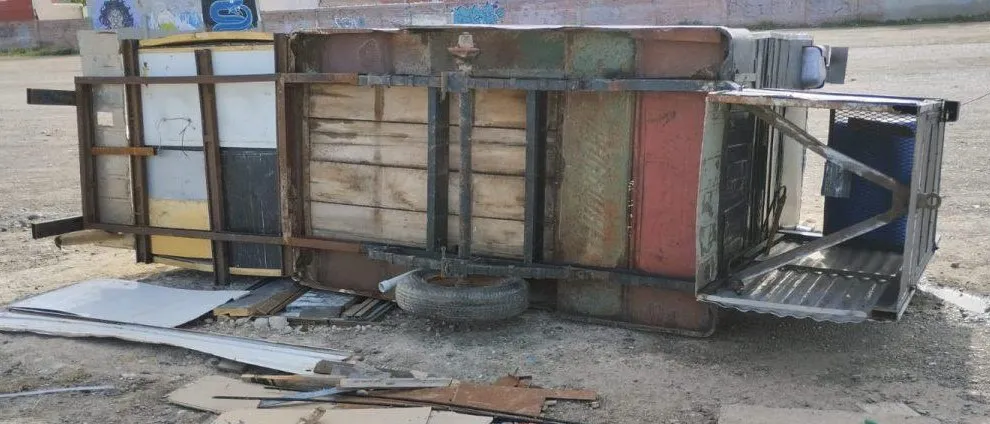 Carro de comidas volcado