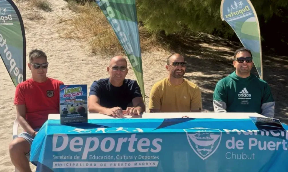 El municipio lanzó un programa gratuito con deportes de playa para jóvenes