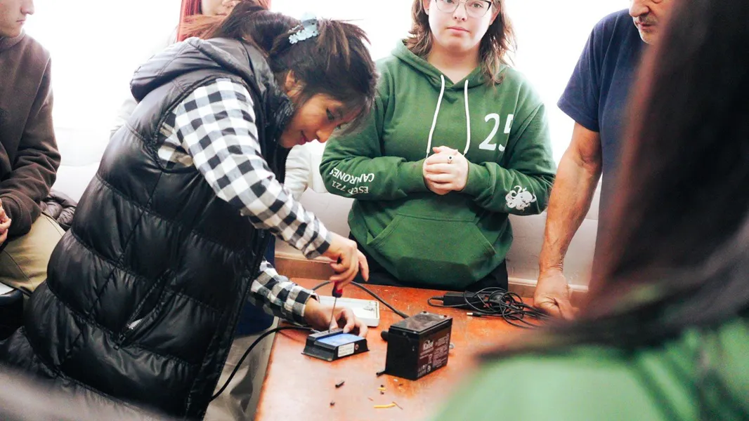 Alumnos de Camarones instalan un cargador solar y aplican la nueva ley tecnológica de Chubut