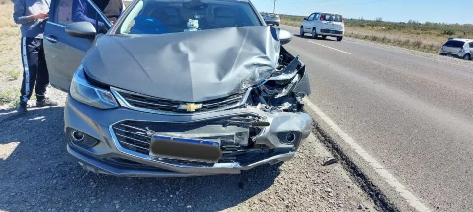 Chevrolet Cruze dañado en su frente izquierdo