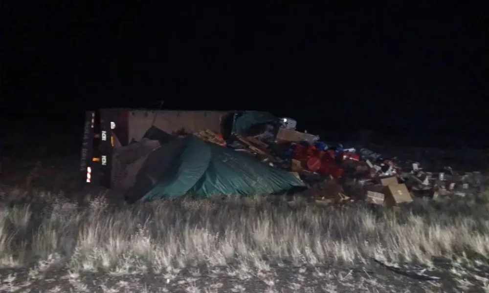 Camión volcado sobre ruta 3