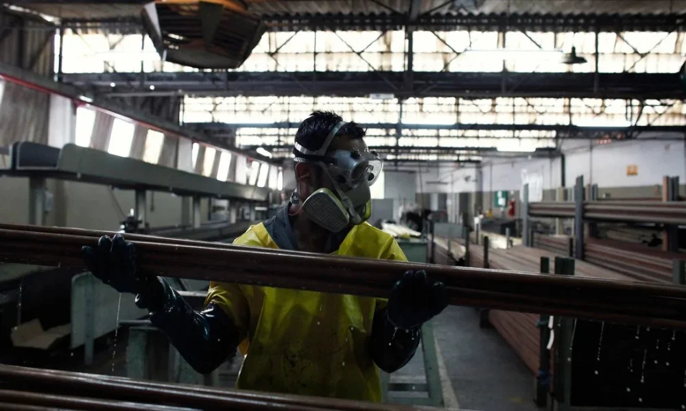 Mientras algunos indicadores marcan crecimiento, el mercado laboral refleja otra realidad.