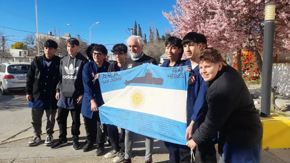 Capitán Guillermo Tibaldi (RE) con alumnos de la escuela Politécnica