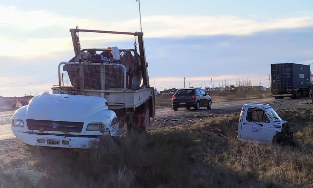 Fuerte choque entre un camión un un auto en Madryn