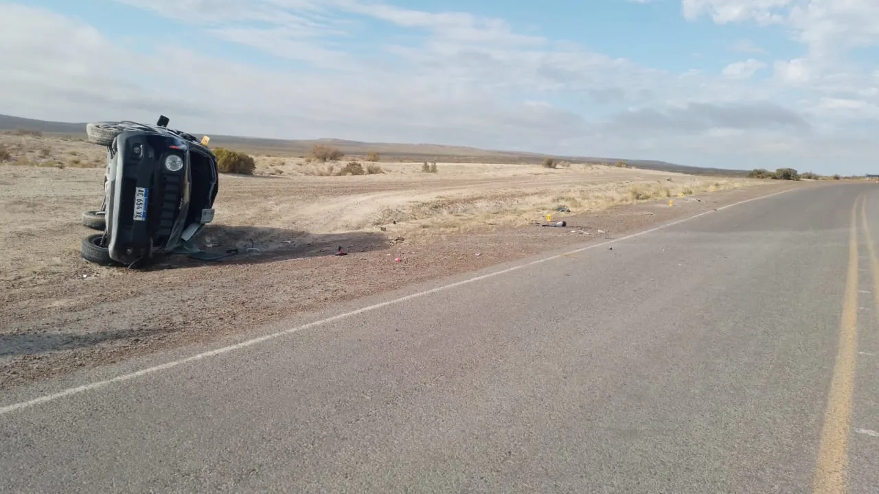 Camioneta Jeep volcada sobre uno de sus laterales