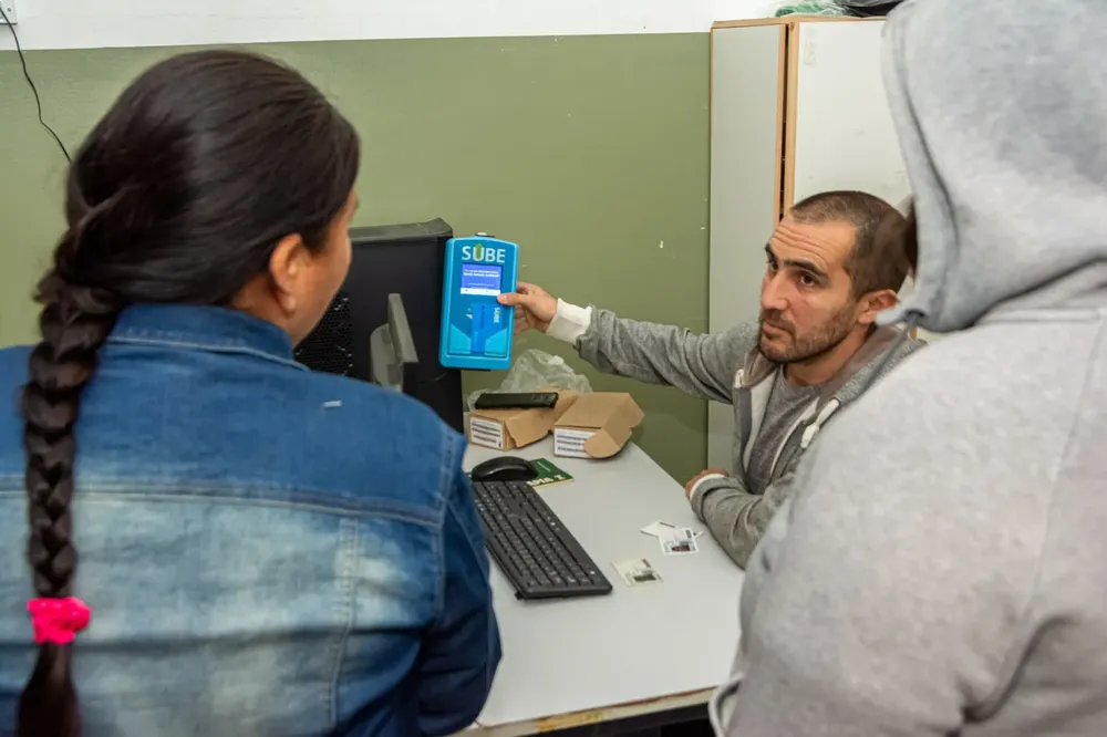 Entrega de tarjetas SUBE por parte del municipio