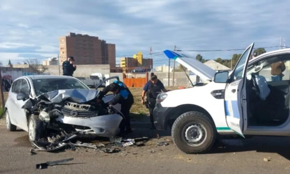 Violento choque de patrullero y auto
