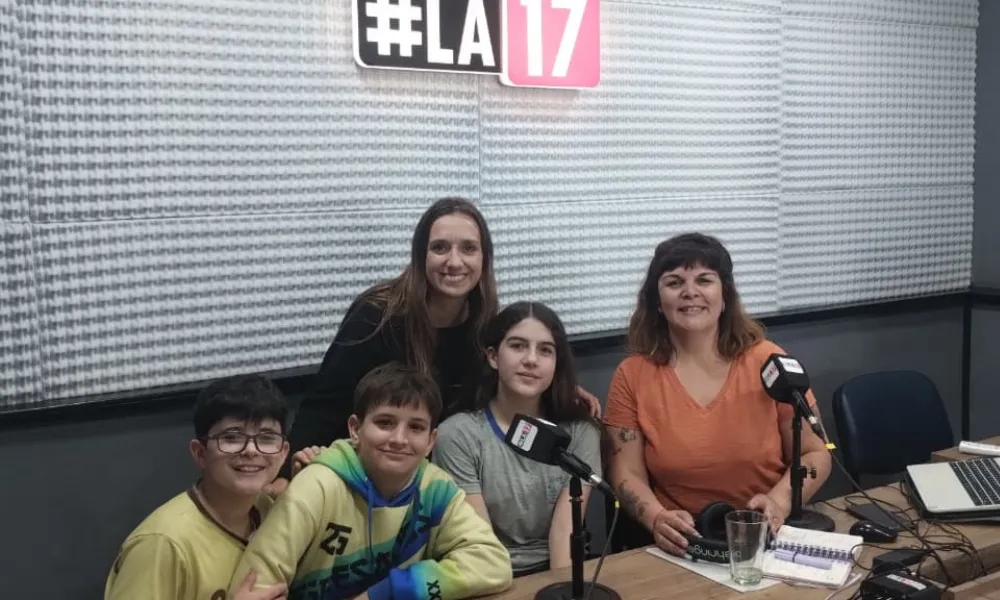 Docente y alumnos de la escuela Mutualista