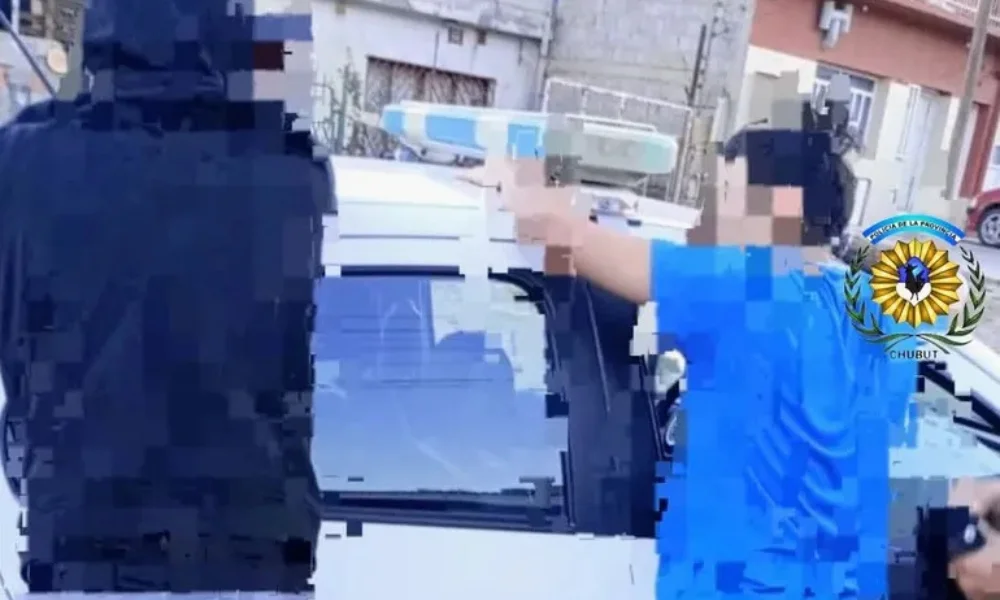 detenidos por romper vidrios de una camioneta