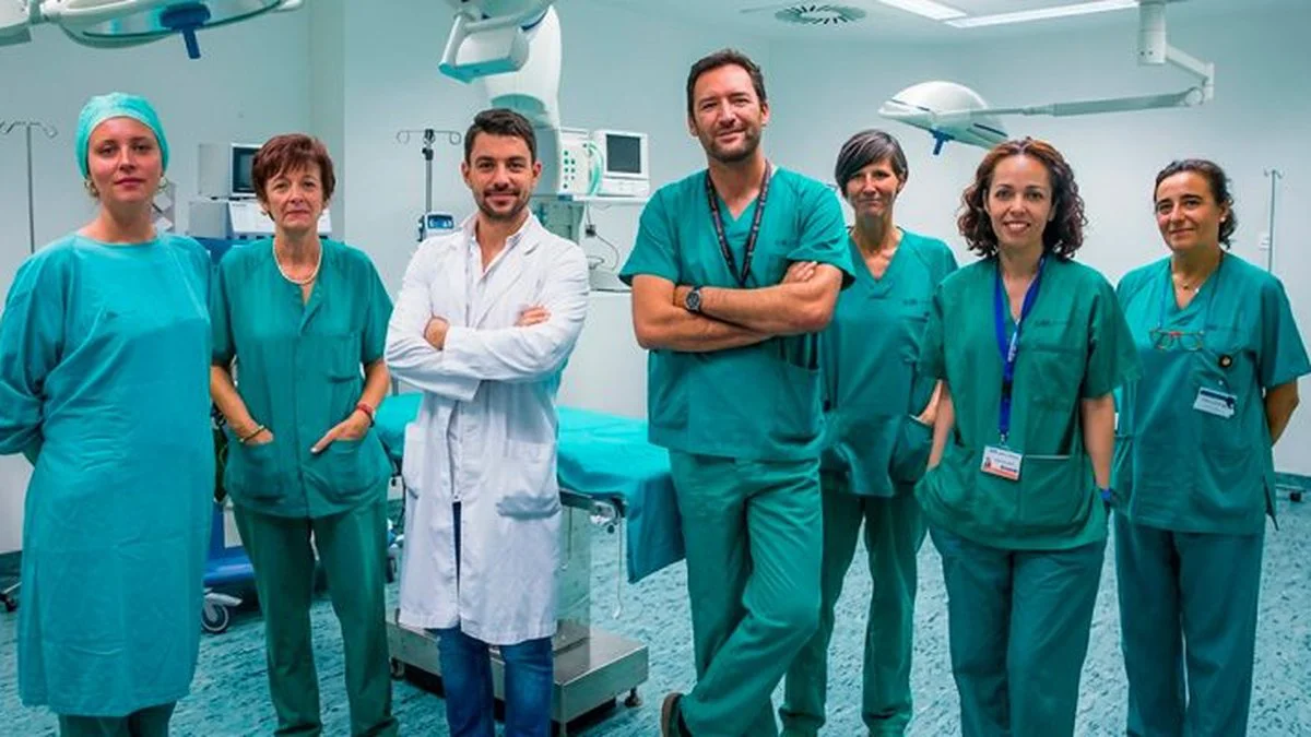 Rodrigo Papa Gobbi,centro, junto al equipo médico del Hospital La Paz de Madrid Foto gentileza investigadores