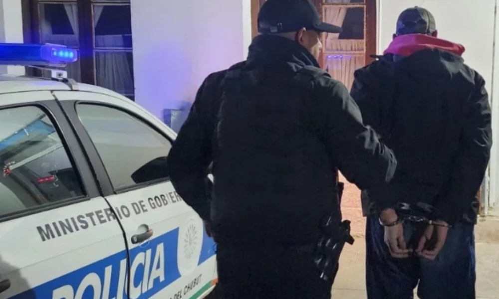 Detenido por romper el vidrio de una camioneta