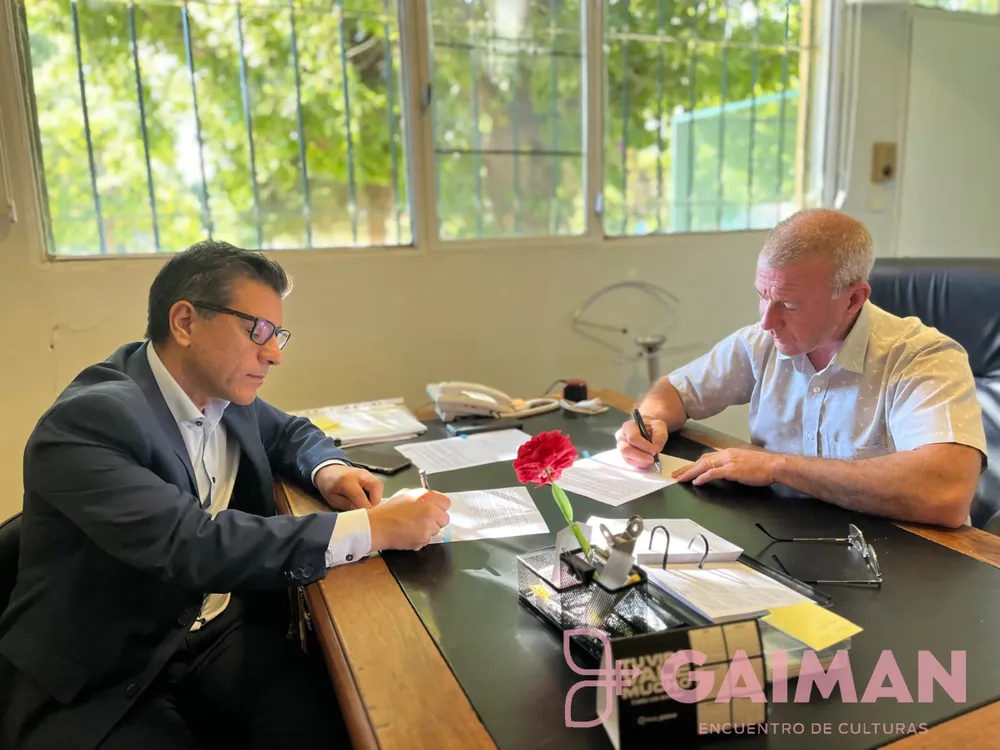 Darío James firmó un acuerdo con el ministro de economía provincial y concretaron la entrega de un vehículo utilitario
