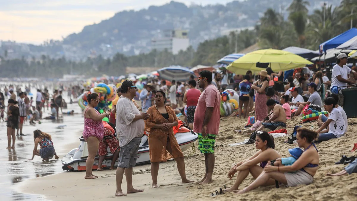 Las playas de Acapulco con récord de turismo. Foto EFE/David Guzmán/UDG TV