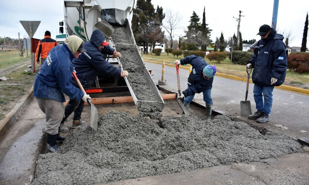 Hormigonado en la rotonda 5 de Octubre de Trelew