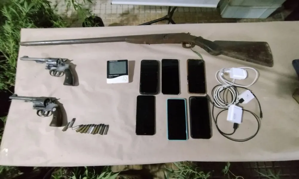 Las armas y celulares hallados en una vivienda de Rosario