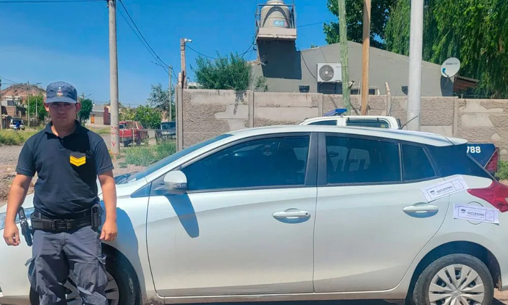 El vehículo estaba estacionado dentro de un patio