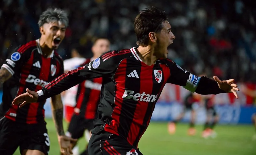 El arquero atajó un penal y evitó varias chances claras de Bragantino.