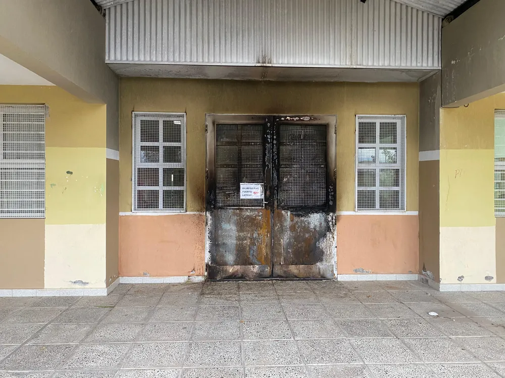 Jovenes-prendieron-fuego-un-colchon-sobre-la-puerta-de-ingreso-a-la-escuela-2