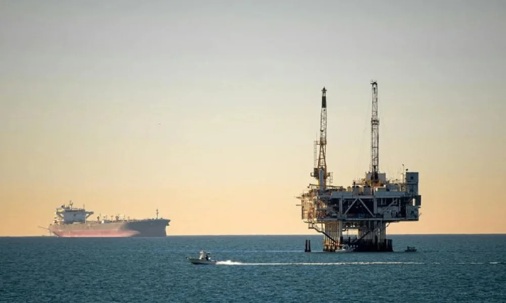 El petróleo influye directamente en los costos de transporte, energía y producción.